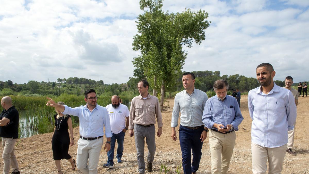 El presidente de la Diputación de Valencia, Vicent Mompó, durante su visita al paraje de La Pea en Vilamarxant.