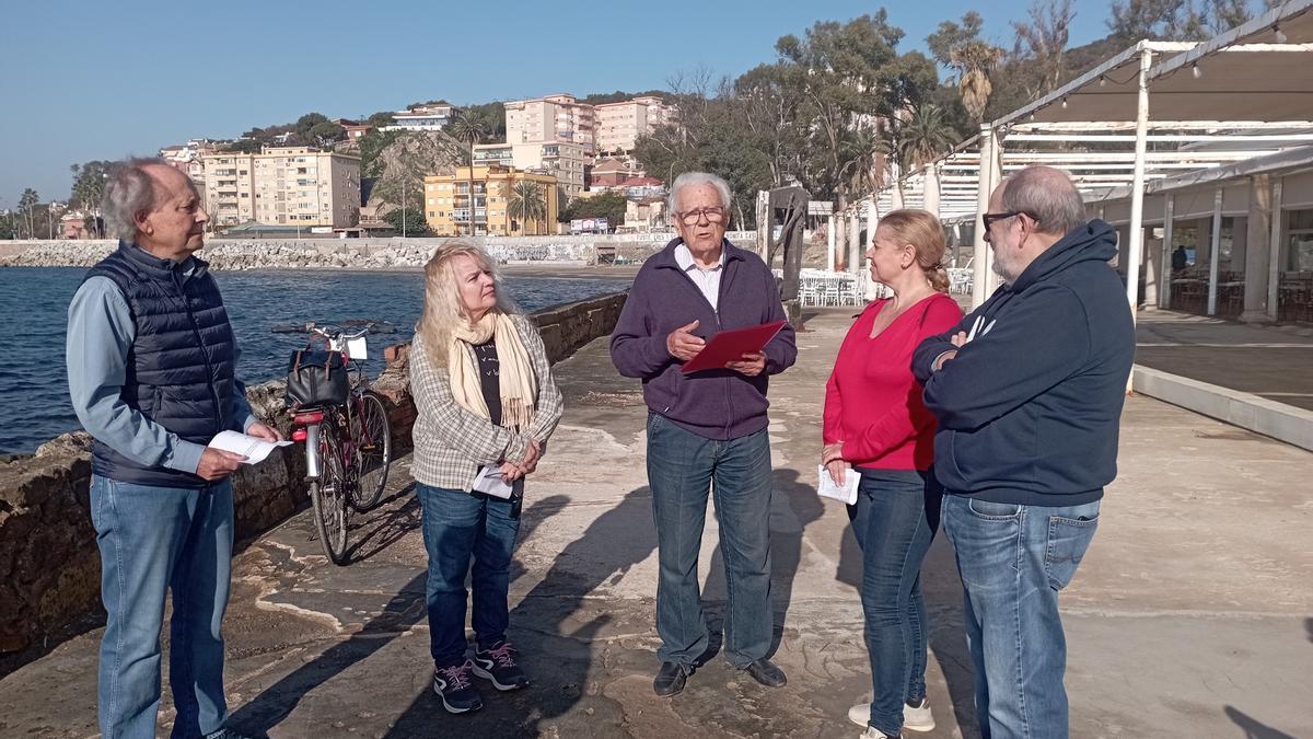 Rueda de prensa de los vecinos de Pedregalejo, este martes en los Baños del Carmen.