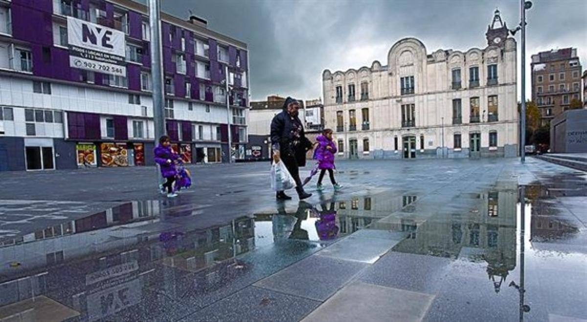 La plaça de Joan Pelegrí, especialment trista en un dia de pluja, el 16 de novembre passat.