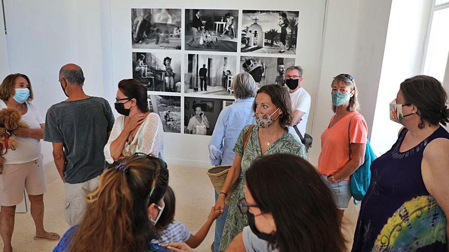 Público en la exposición del Faro de la Mola. | C.C.