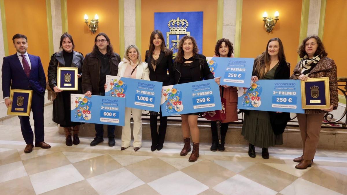Foto de familia de los premiados y el jurado del VI Concurso de escaparates de carnaval