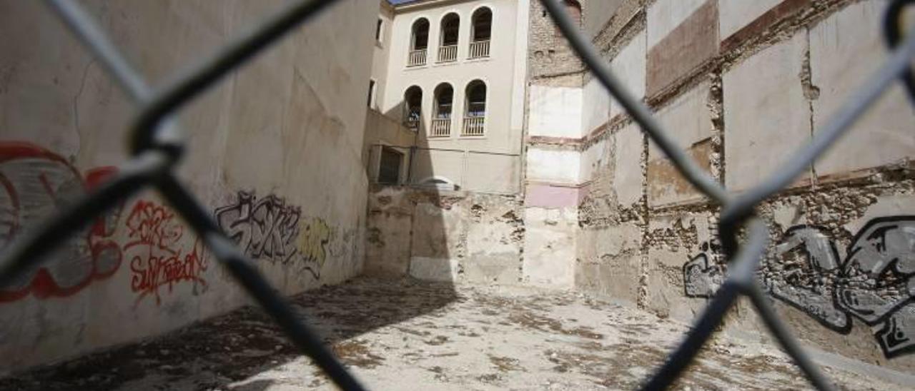 El solar a espaldas de la plaza de toros, sin basura pero con grafitis