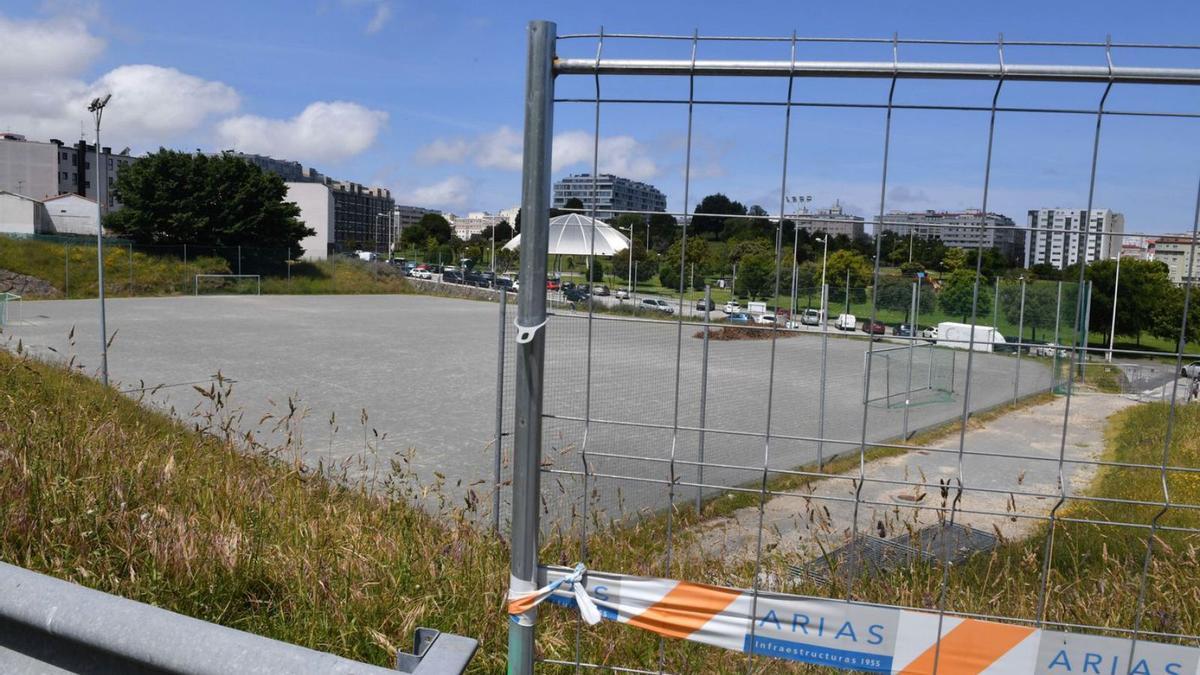 El campo de fútbol de Eirís, sin actividad, el pasado mes de mayo. |  // VÍCTOR ECHAVE