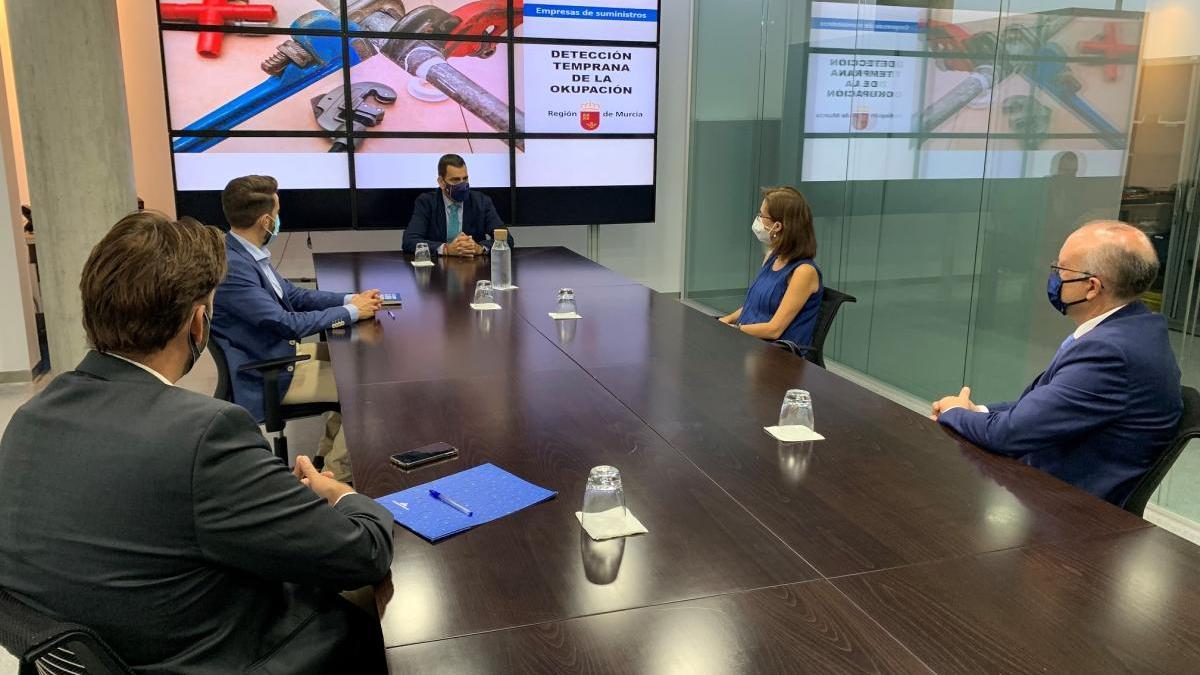 El consejero de Fomento e Infraestructuras, José Ramón Díez de Revenga, reunido con representantes de las empresas de suministro de agua Emuasa e Hidrogea.