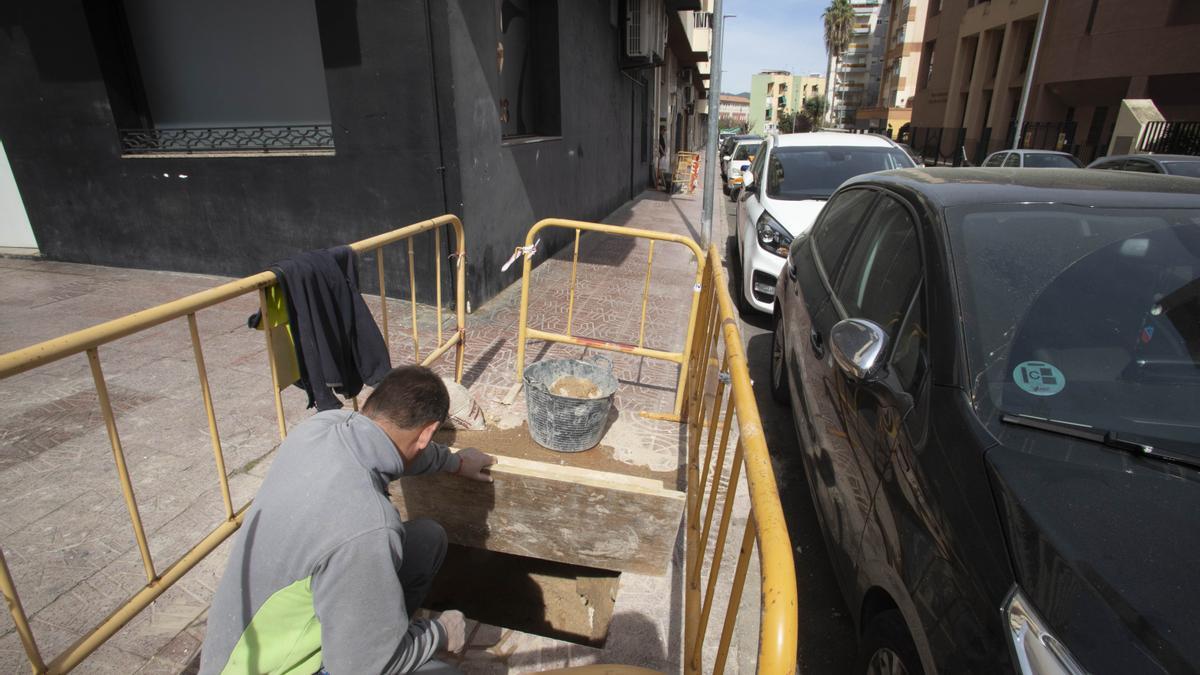 Un operario trabaja en una obra relacionada con la red de agua potable de Xàtiva, en una imagen de archivo.