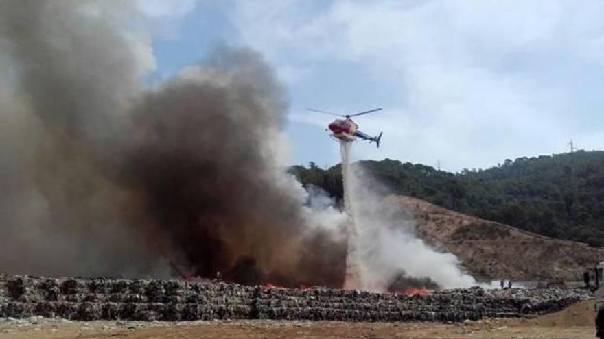 les flames van cremar deixalles en el recinte obert.