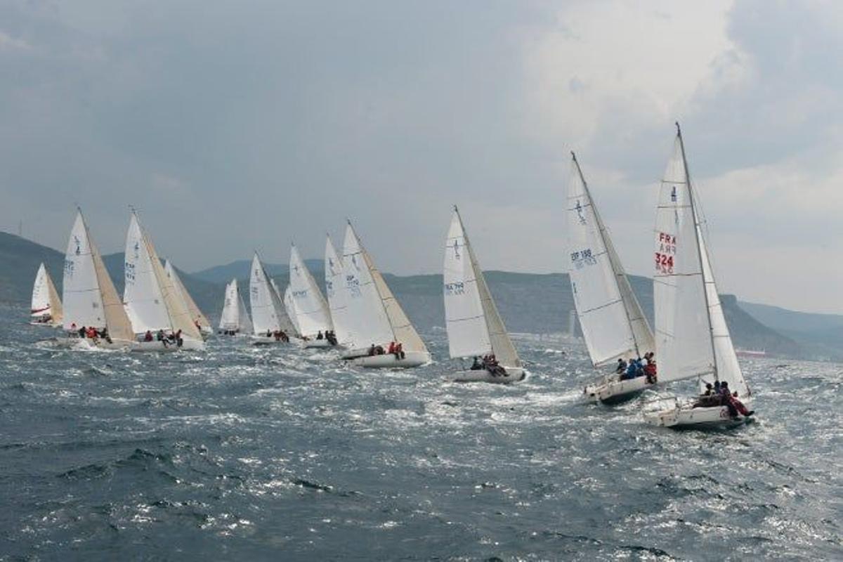 La Copa de Vela es uno de los eventos deportivos más importantes de España. En la imagen una regata en las aguas de Getxo.