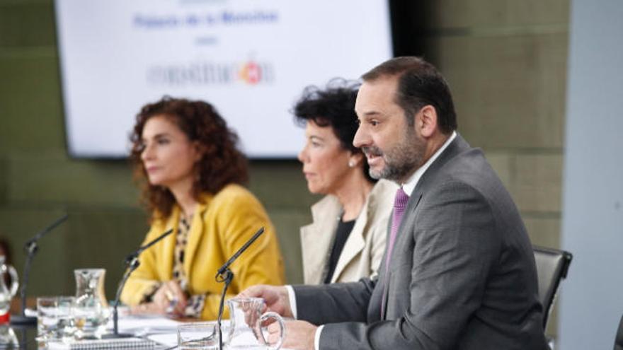 Montero, Celáa y Ábalos en la rueda de prensa tras el Consejo de Ministros.