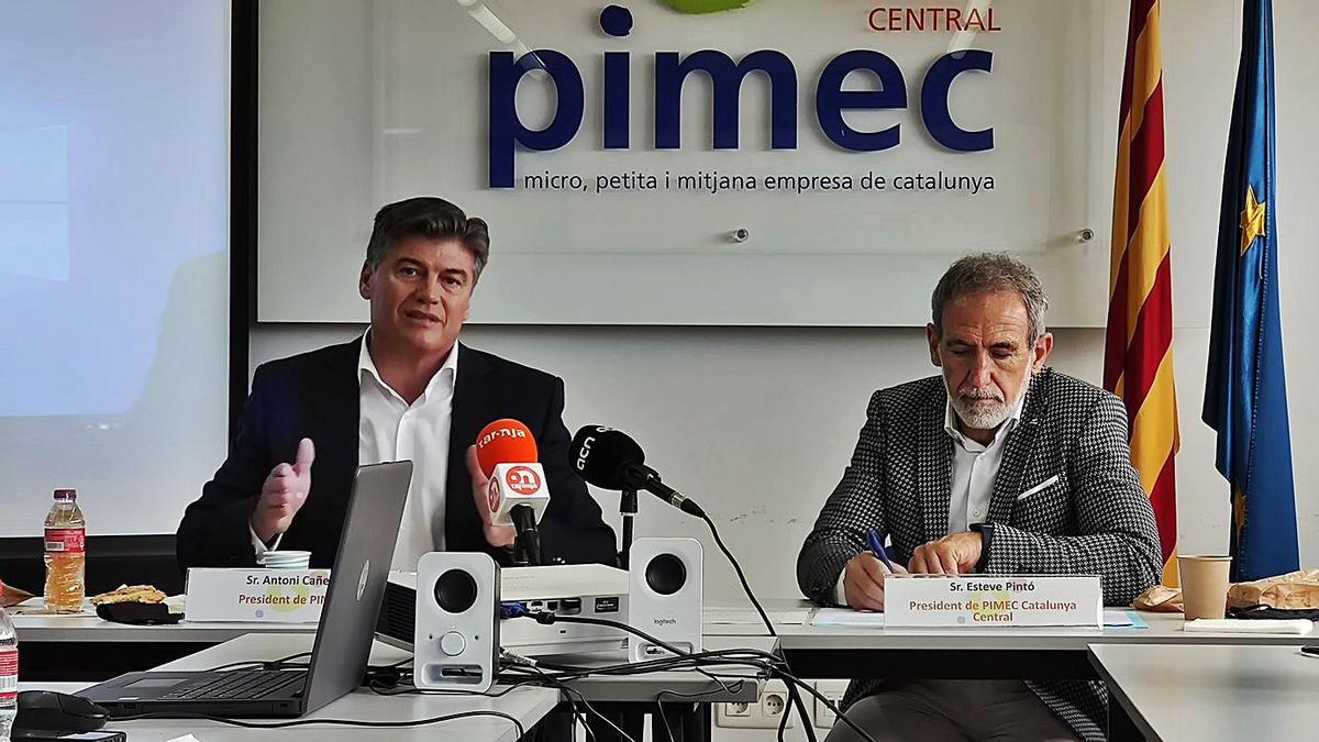 Antoni Cañete (esquerra) i Esteve Pintó, ahir a la seu de Pimec a la Catalunya Central | CARLES BLAYA