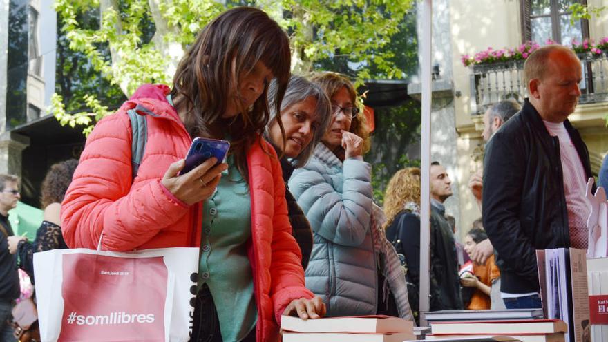 Llibreters i floristes acorden traslladar Sant Jordi al 23 de juliol