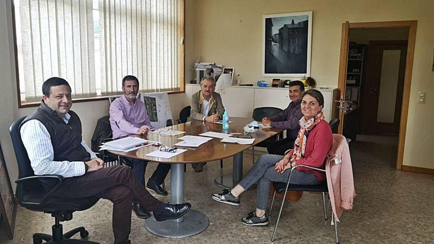 Los cinco alcaldes, durante su reunión.