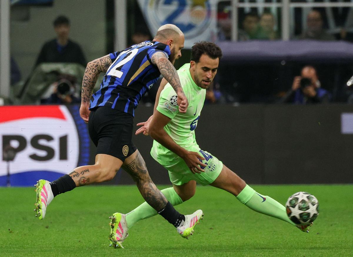 Inter a la final: eliminó al Barcelona en uno de los mejores partidos en la historia de la Champions (Video) 8 Eric Garcia. luchando con Dimarco