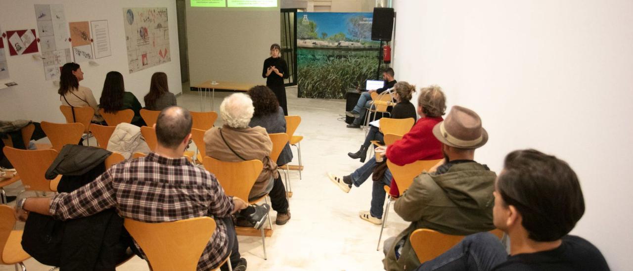 La oceanógrafa del GEN Balma Albalat, en un momento de su ponencia sobre preservación de la posidonia.