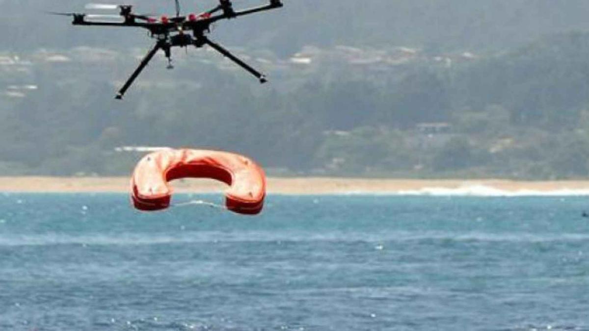 Un dron transporta un chaleco salvavidas.