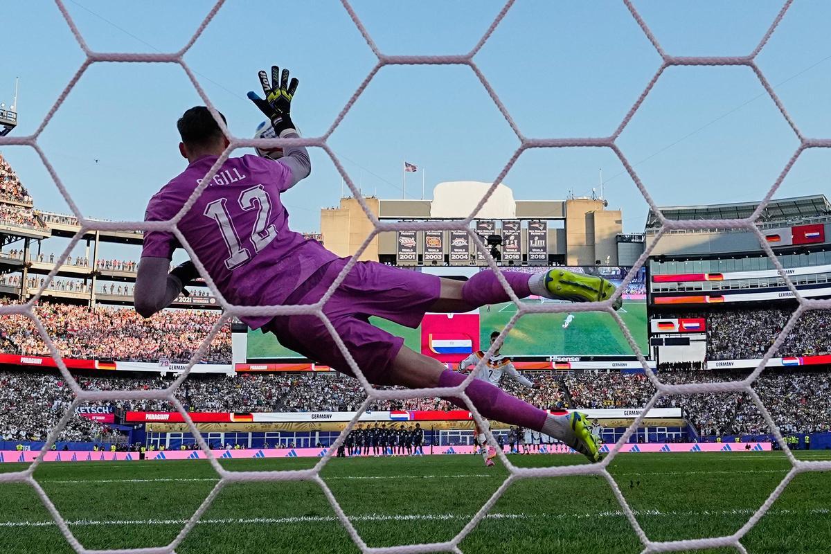 Momento en el que Gill detiene el primer penalti lanzado por Alemania