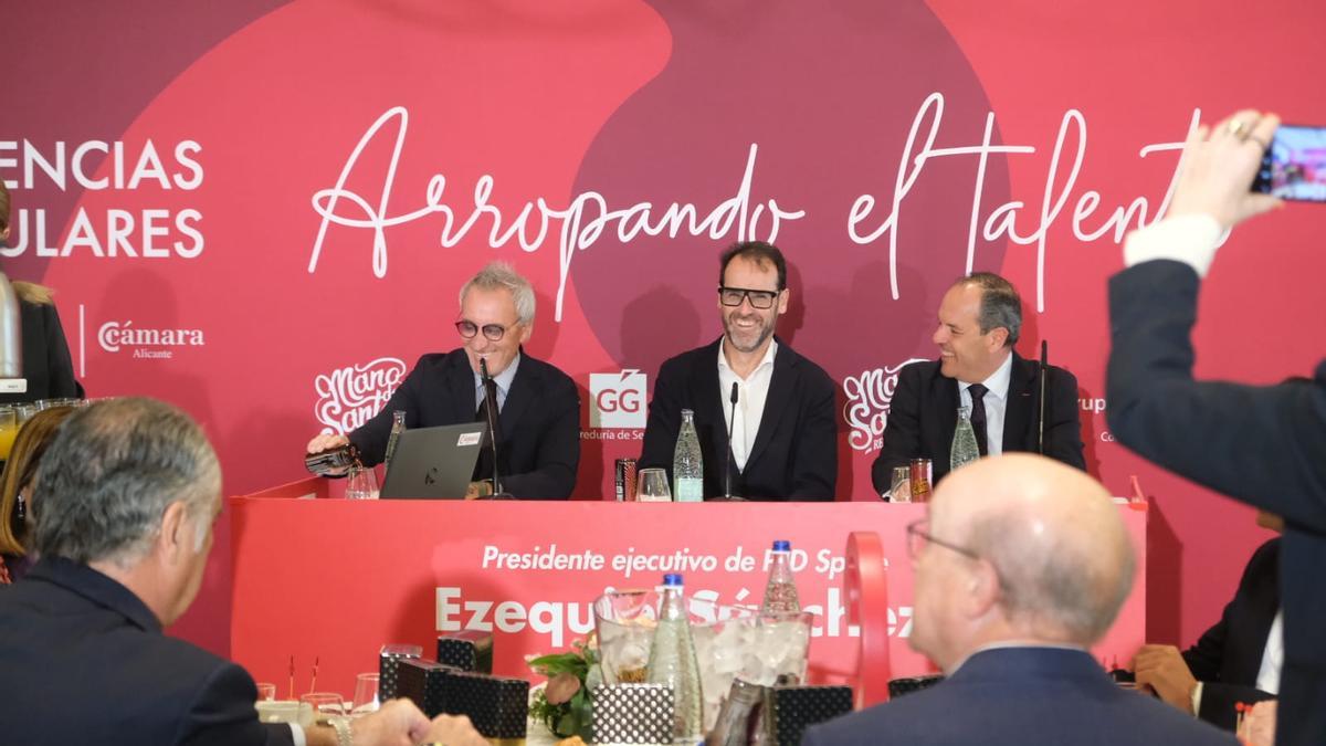 El presidente ejecutivo de PLD Space, Ezequiel Sánchez, en el centro, junto a Jesús Navarro y Carlos Baño.