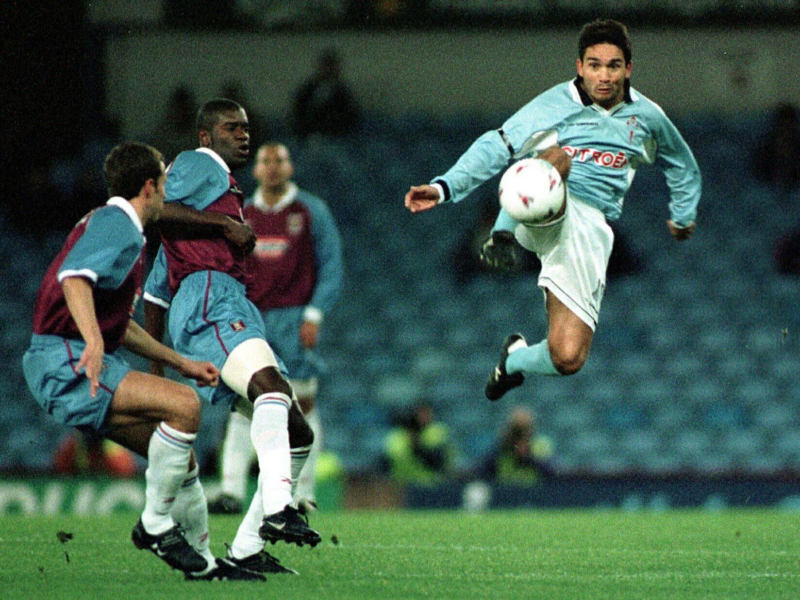 JUAN S�NCHEZ 3-11-98 AP En la imagen con Southgate en el duelo ante el Aston Villa donde anot� un gol memorable.jpg