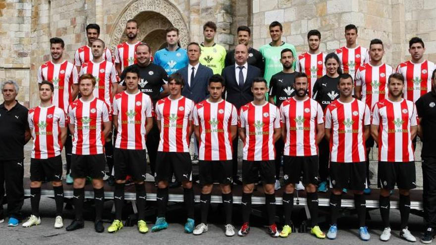 La plantilla rojiblanca posando junto a la iglesia de San Juan de Puerta Nueva