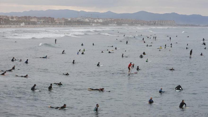 Los surfistas toman la Malvarrosa