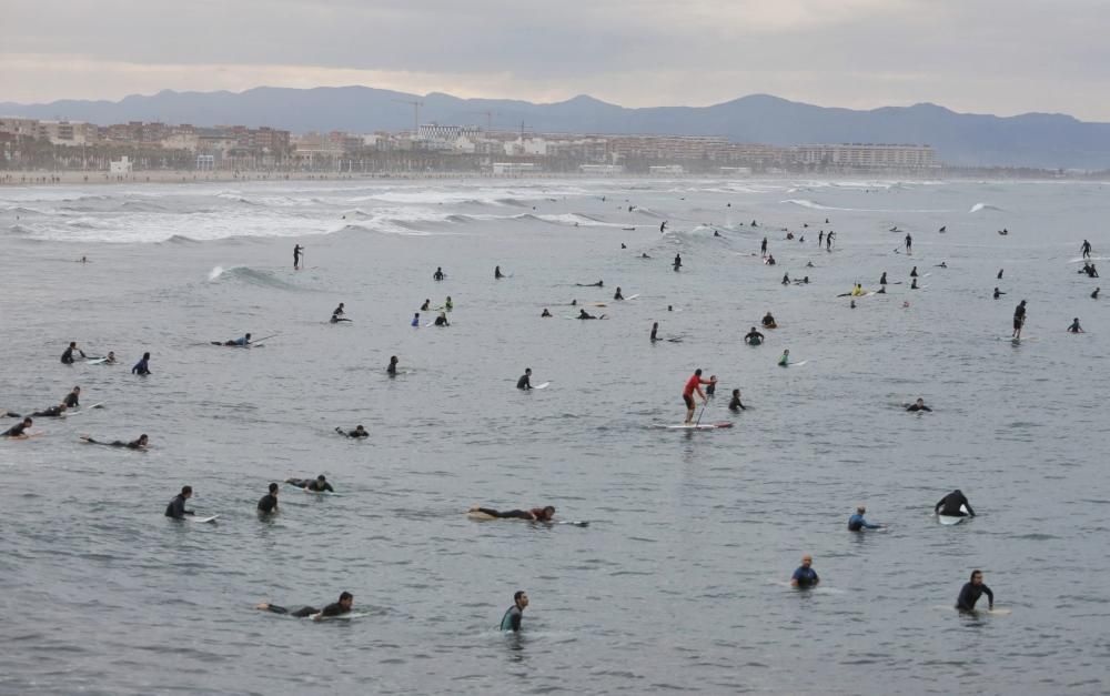 Surfistas en la playa de la Malva-rosa