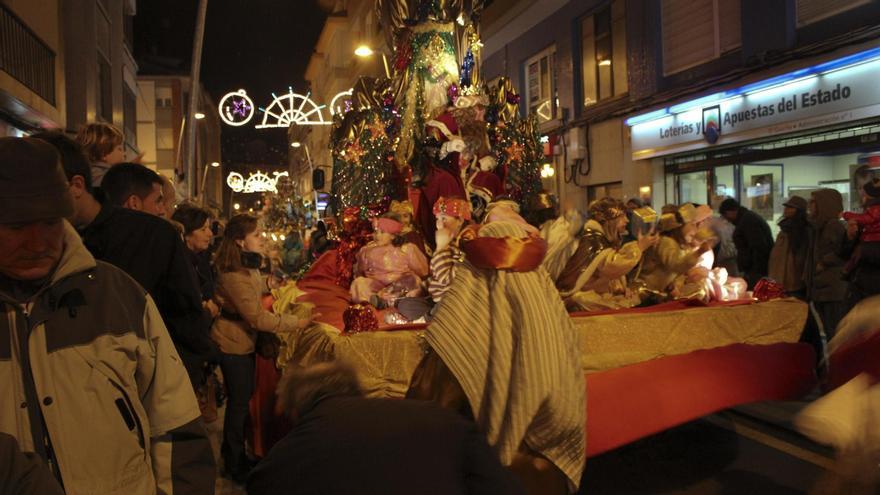 Los Reyes Magos a su paso por Luanco en una imagen de archivo.