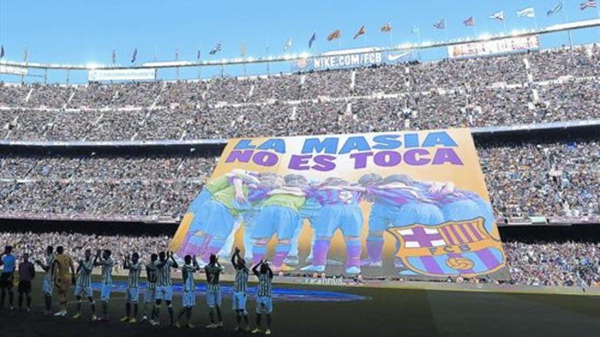 La pancarta que colocó el club en el Camp Nou el pasado 5 de abril tras la sanción de la FIFA.