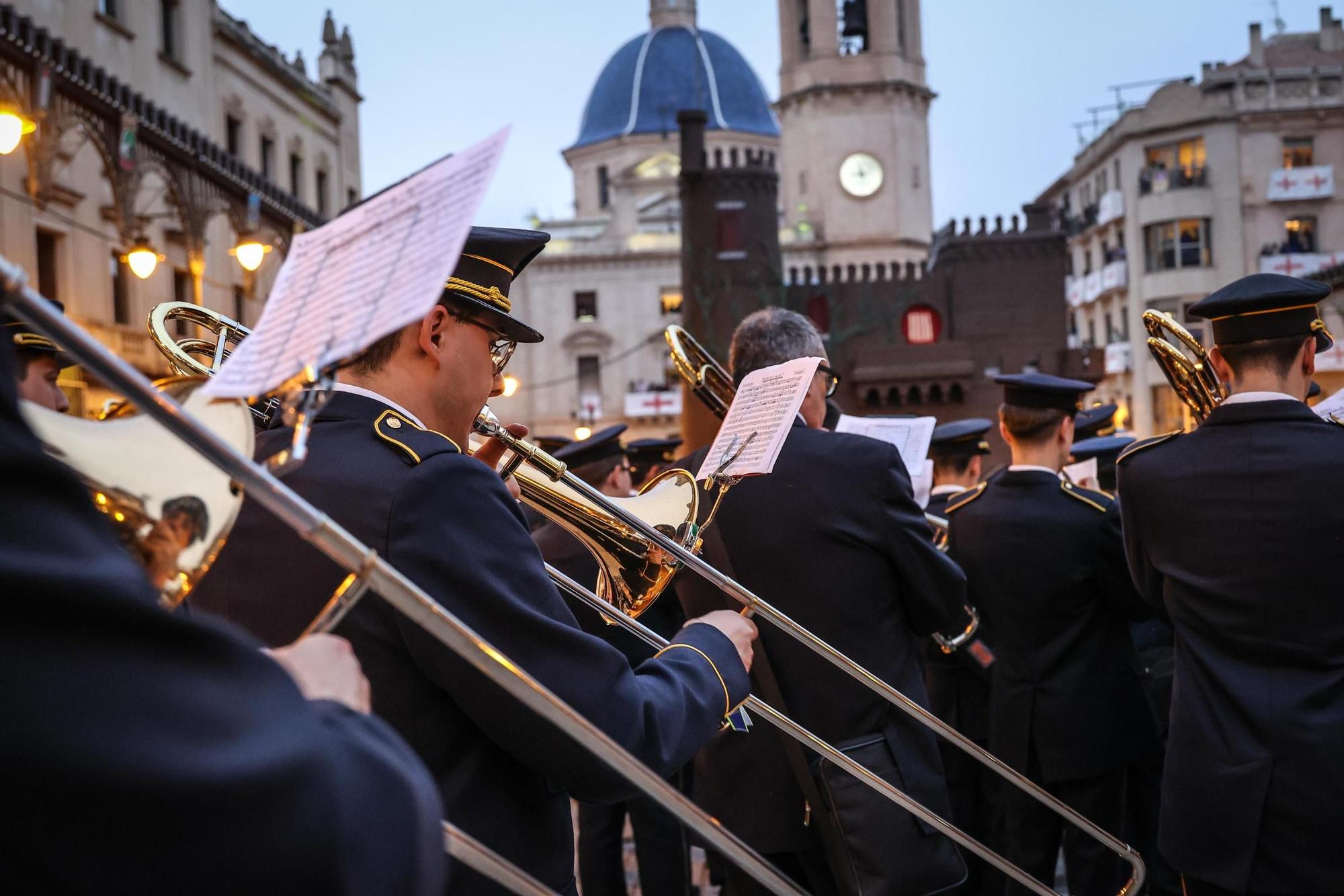 El Himno levanta el telón de la Fiesta en Alcoy