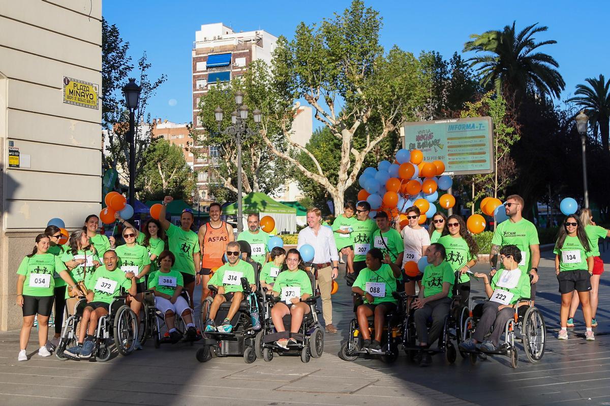 Usuarios y familias de Aspace Badajoz en el paseo de San Francisco.