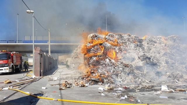 Incendio en el polígono Villa Rosa de Málaga