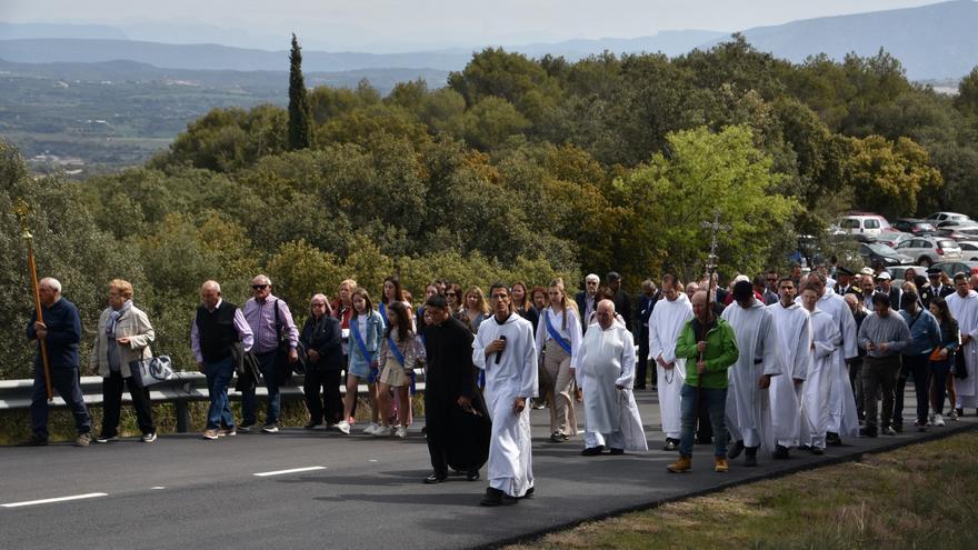 Animada romería del Lunes de Pascua al monasterio del Pueyo