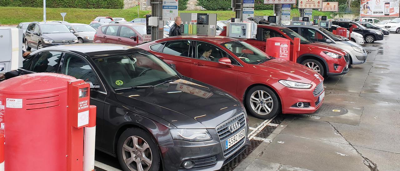 Todos los surtidores de la gasolinera de Raposeiras, en Vigo, ocupados ante el fin del descuento.