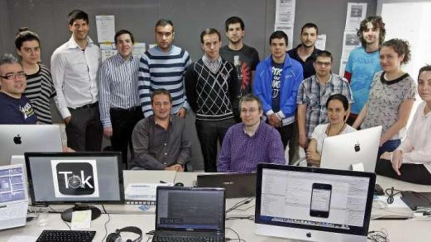 Parte del equipo que participa en el desarrollo de TokApp, en su local de Teis.  // FOTOS: Marta G. Brea