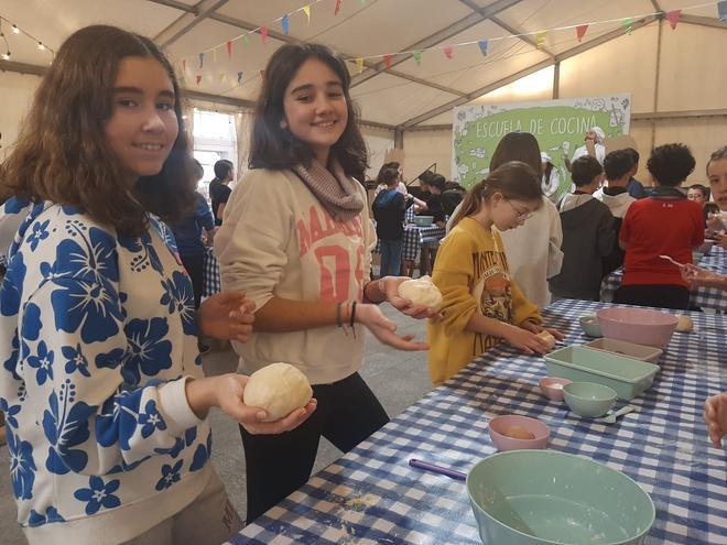 La Pola se envuelve en aroma de Comadres: así elaboran los niños sus propios bollos