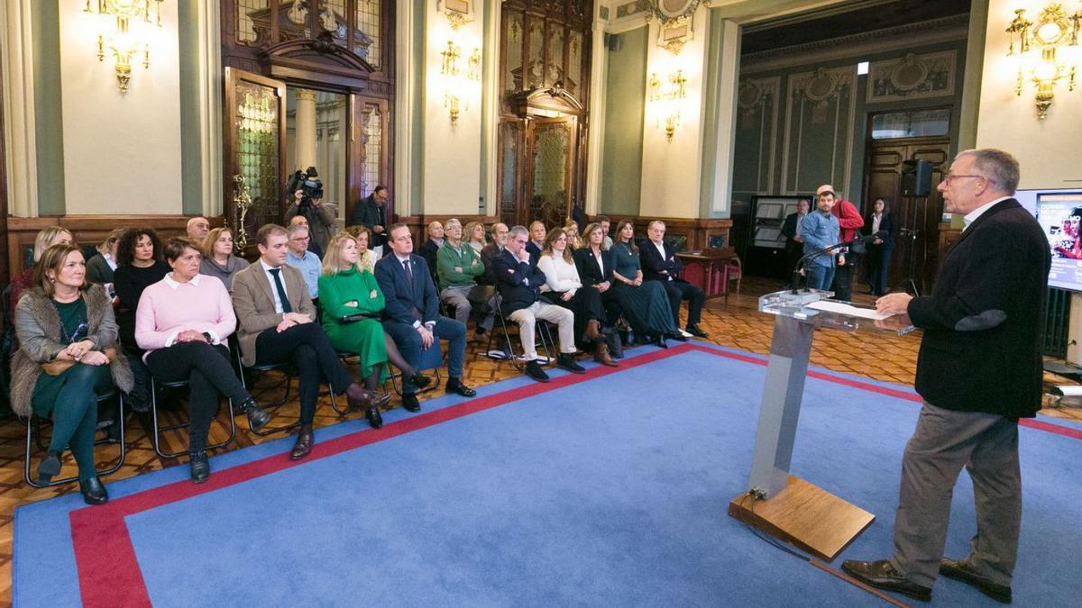 Bernardo Sopeña, presidente de la Fundación Banco de Alimentos, se dirige a los asistentes a la presentación de la campaña en la Junta General del Principado. | JGPA