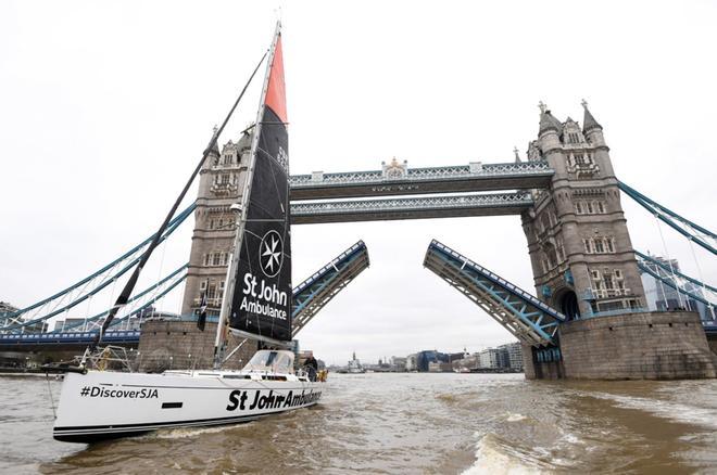 El aventurero británico David Hempleman-Adams pasa con su velero bajo el Puente de la Torre mientras inicia su nuevo desafío de navegar solo hasta Nueva York con el objetivo de resaltar la labor que desempeña la iniciativa benéfica St John Ambulance