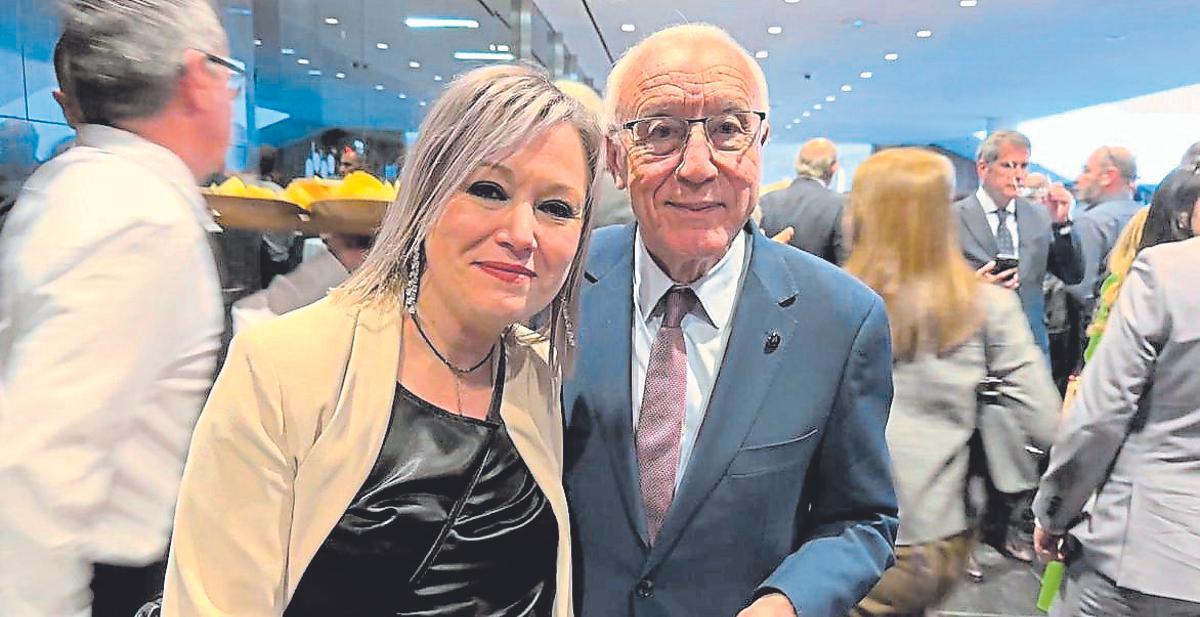 La delegada de INFORMACIÓN en Elche y Vega Baja, María Pomares, con el presidente del Patronato del Misteri d’Elx y empresario, Francisco Borja, en un momento de los premios «Importantes», tras el acto de entrega de galardones.