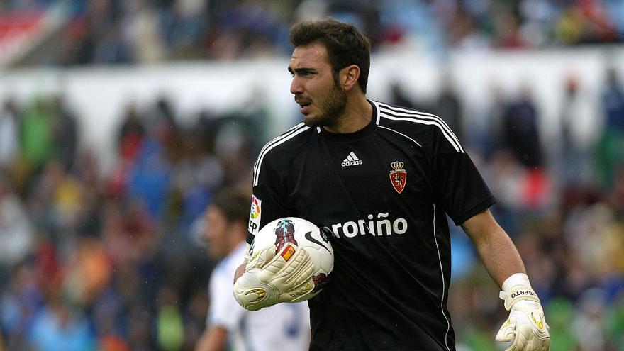 Roberto Jiménez agarra el balón en un Zaragoza-Athletic Club en 2012