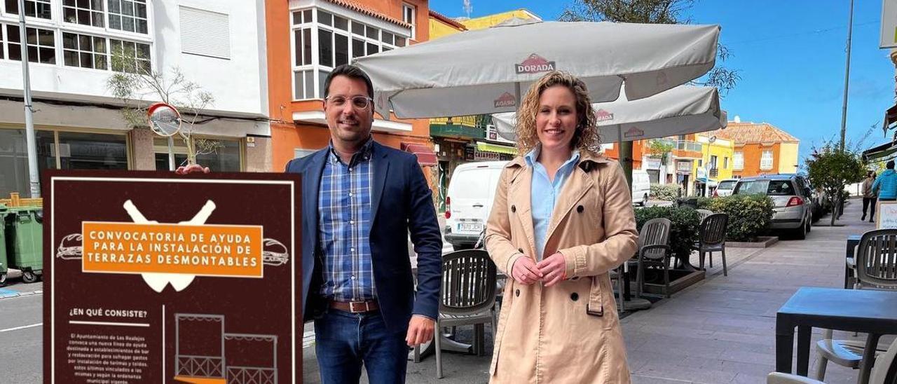 Adolfo González y Laura Lima en la presentación de las nuevas ayudas a bares y restaurantes para la instalación de terrazas, tarimas y toldos