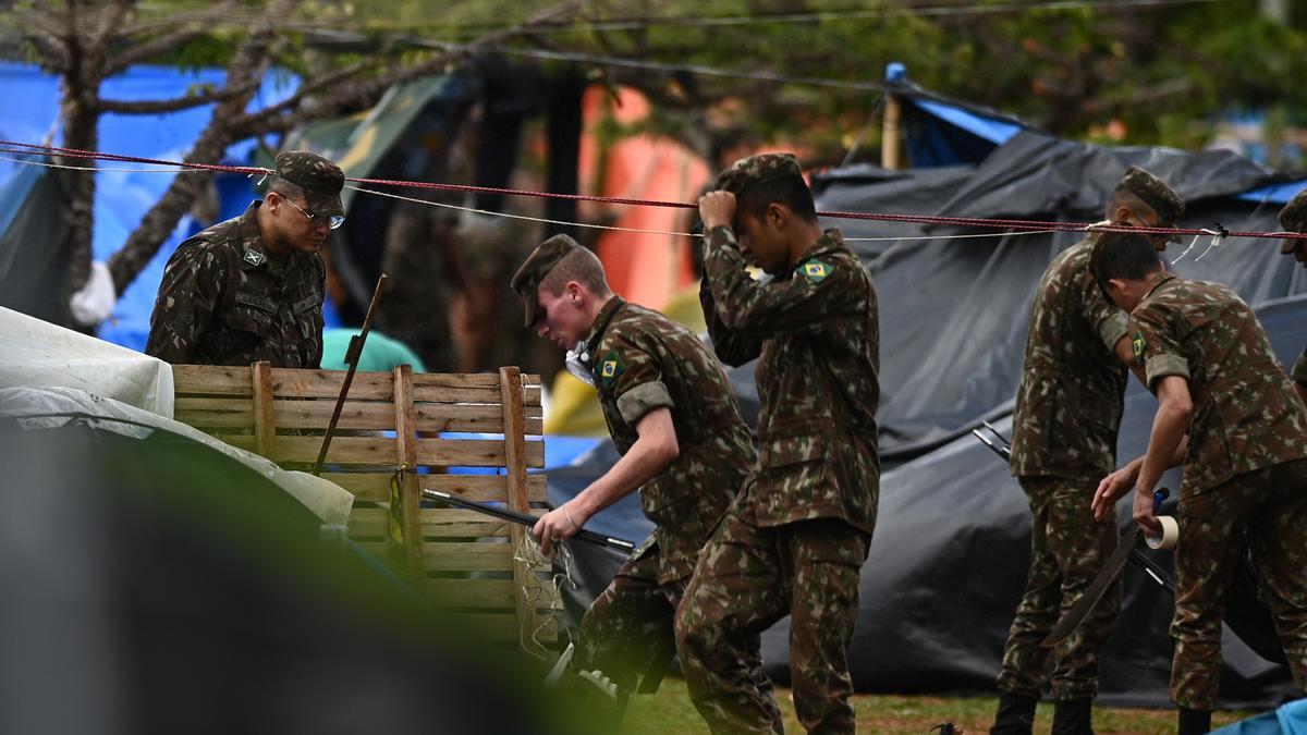 Desallotjament del campament bolsonarista davant la seu de l'exèrcit