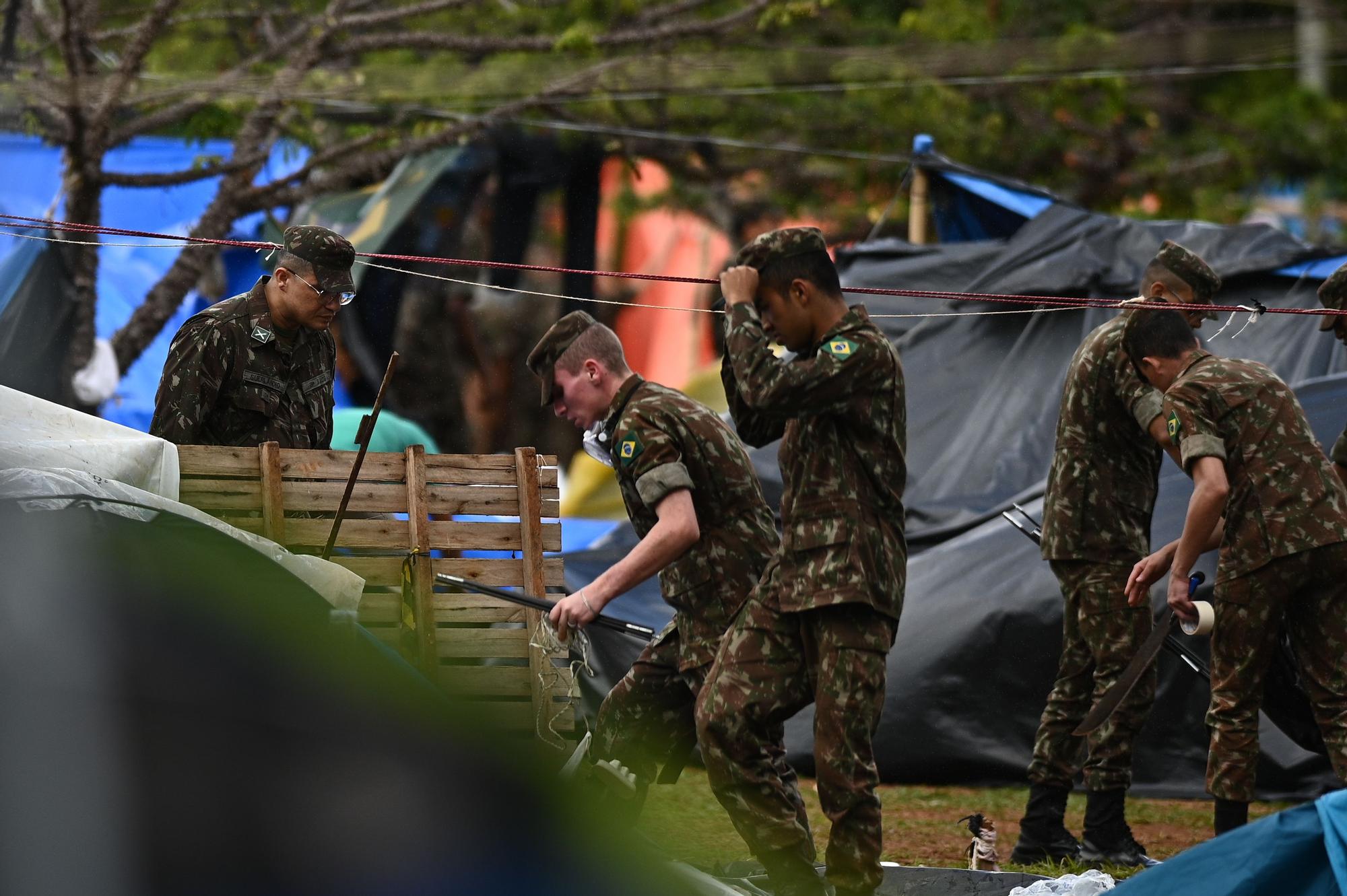 Desallotjament del campament bolsonarista davant la seu de l'exèrcit