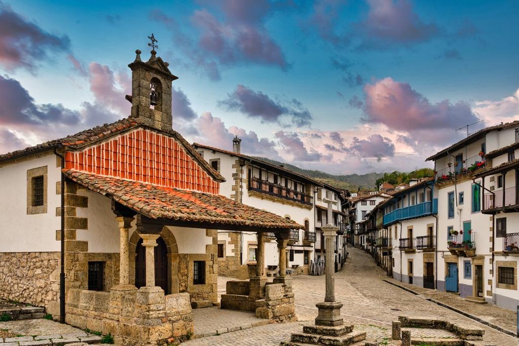 La cruz del humilladero da la bienvenida a la villa.