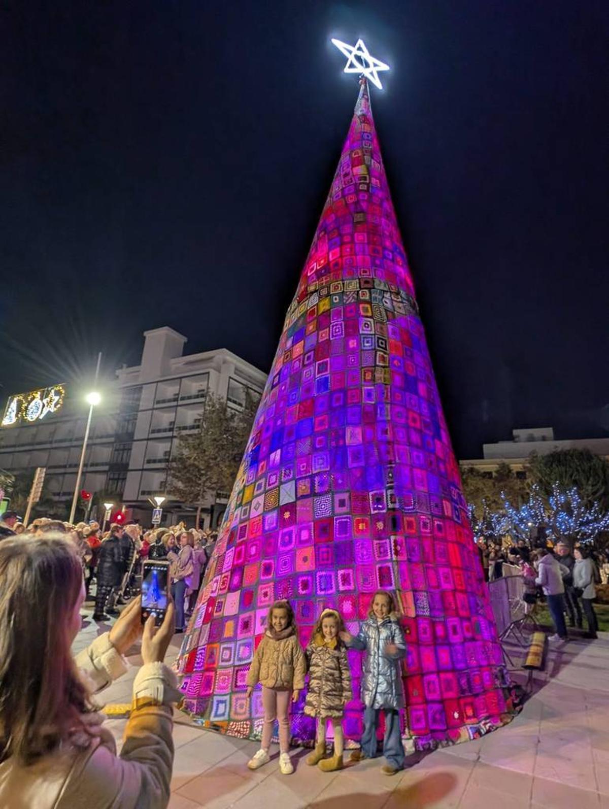 El árbol de Salou (Tarragonès) cuenta con 1.500 piezas hechas a mano con lana reciclada.