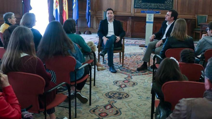 Óliver Díaz e Iván Cuervo, ayer, durante el encuentro con estudiantes del Conservatorio.