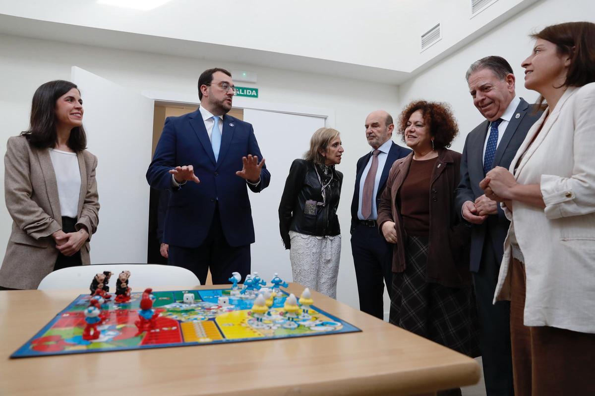 La directora general Clara Sierra; el presidente, Adrián Barbón; la directora del centro, Belén Barrero; el fiscal de menores,  Jorge Fernández Caldevilla; la consejera Marta del Arco; el Alcalde, Alfredo Canteli y la delegada, Adriana Lastra, en una de las estancias del centro de menores Los Pilares.