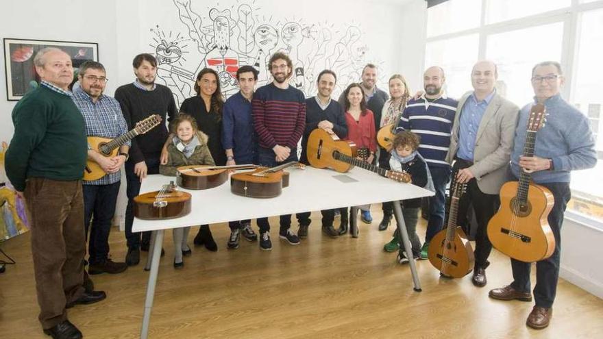 Miembros de la Agrupación Musical Albéniz en su local de la plaza de Azcárraga.