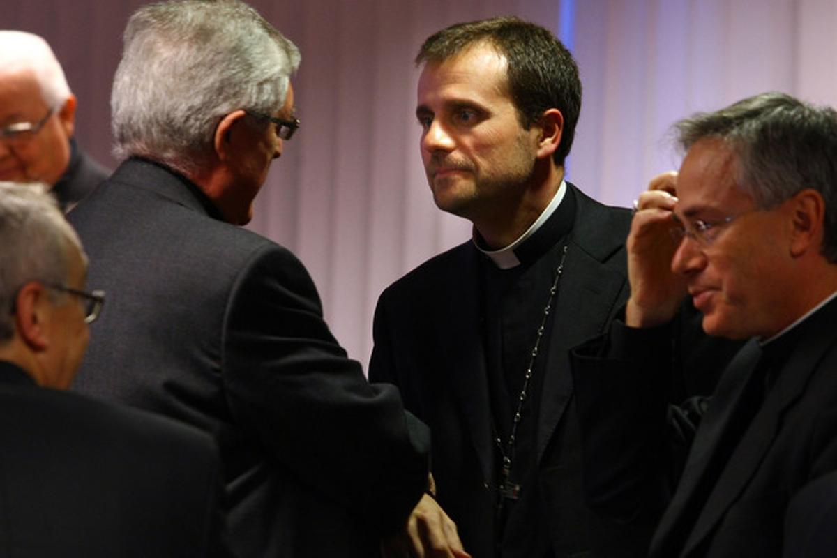 Xavier Novell saluda Rouco Varela durant l’assemblea de la Conferència Episcopal, el febrer del 2011.