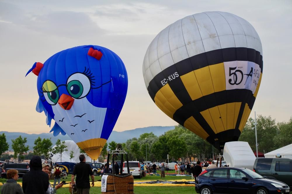 Més de cinquanta globus d''arreu del món aixequen el vol a Igualada en la 21a edició de l''European Balloon Festival.