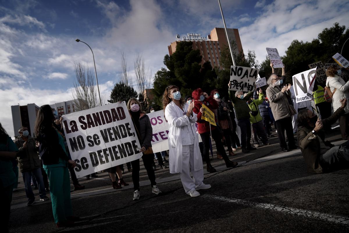 Concentración de sanitarios en Madrid durante la pandemia.