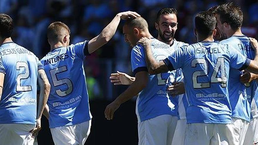 Amrabat celebra su gol de penalti con sus compañeros.