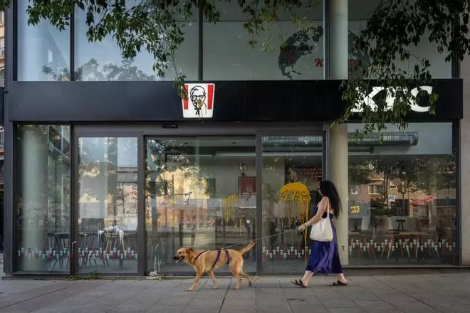 El pollo fantasma: el local de comida rápida de Lesseps que no ha llegado a abrir